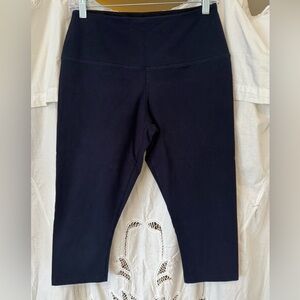 Lyssé capri leggings. Navy Blue. Size L.